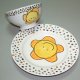 <p>Desenhar os motivos com o lápis marcador para porcelana Hobbyline (produtos C.Kreul.)<br />Em papel adesivo perfurar os motivos por forma a criar uma máscara<br />Contornar os motivos com as canetas marcadoras <em>PORZELLANMALER</em> Hobbyline (produtos C.Kreul.)<br />Pintar a gosto os motivos na porcelana, com <em>PORZELLAN</em> Hobbyline (produtos C.Kreul.)<br />Levar ao forno doméstico a 160º durante 90 minutos</p><p>Executado por:<br /><strong>Tita </strong>- Lumiar <br />  </p>